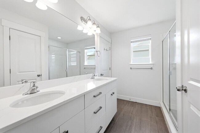 Building Photo - Waters Edge Townhome