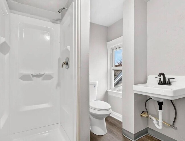 Building Photo - Spacious 5-bedroom, 2-bath single-family home