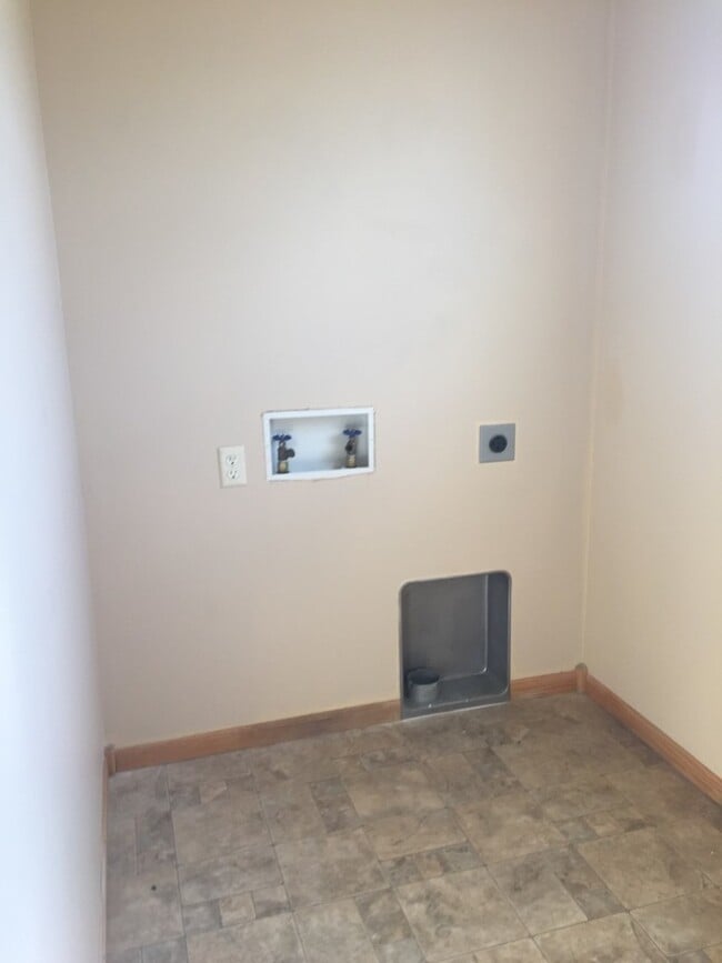 Building Photo - 642 Antelope Cir