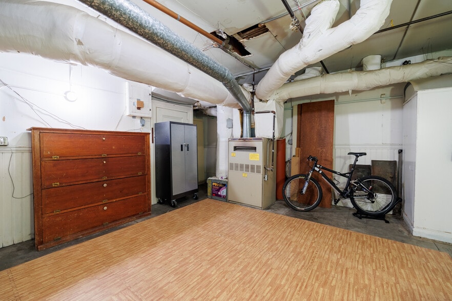 Extra Room for Home Gym, Storage, Office - 2398 Broadway