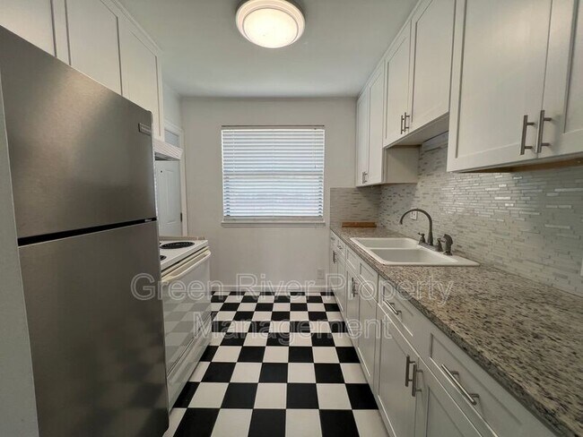 Building Photo - 1789 River Rd