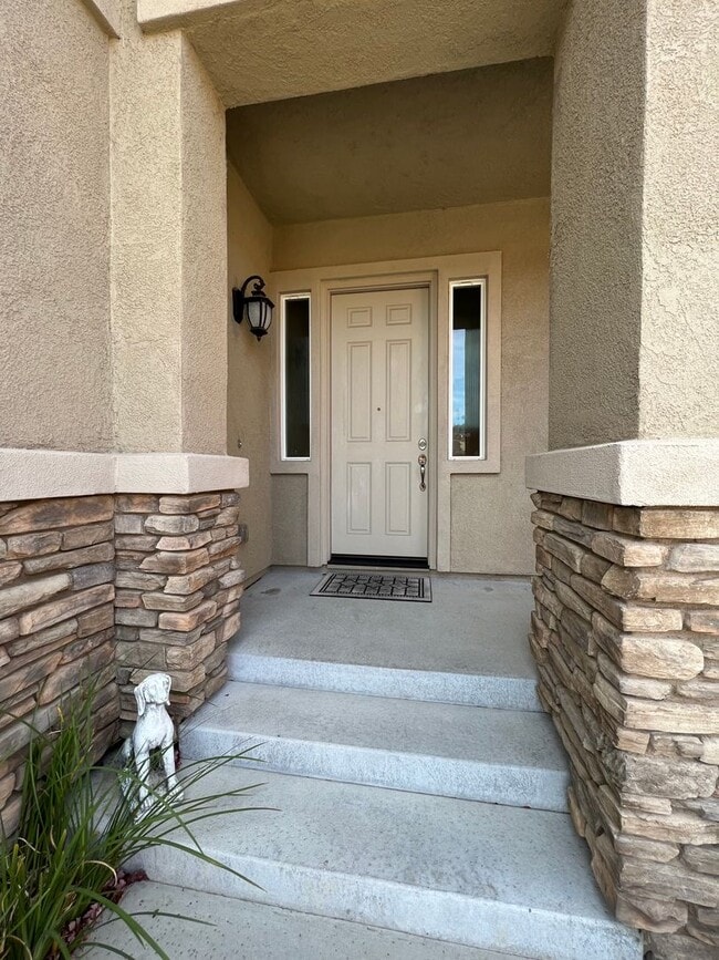 Building Photo - Desirable and Spacious 5-Bedroom Home in Empire Ranch!