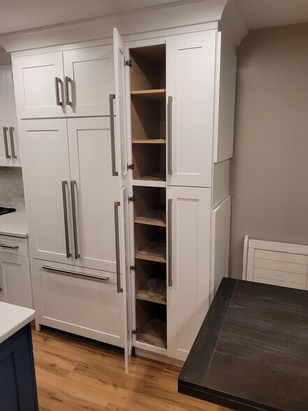 24" Pantry - 10 Rolling Pines Dr