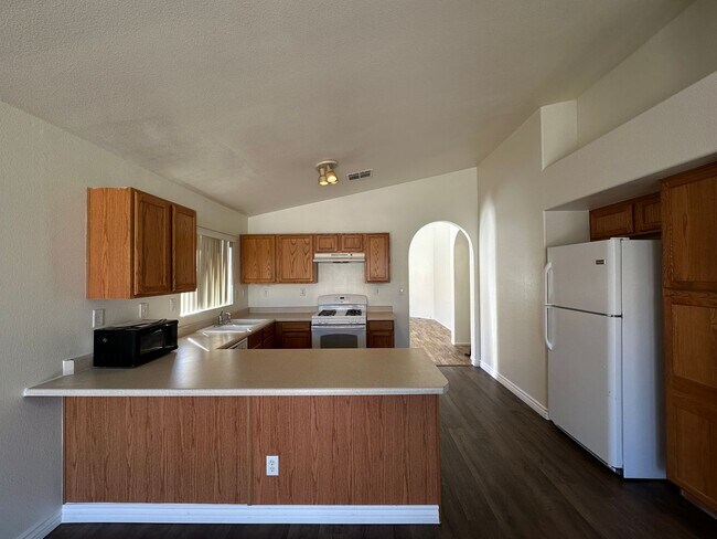 Building Photo - Decatur & Blue Diamond