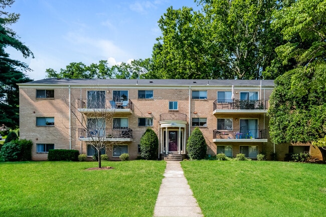 Primary Photo - 10655 Montrose Ave