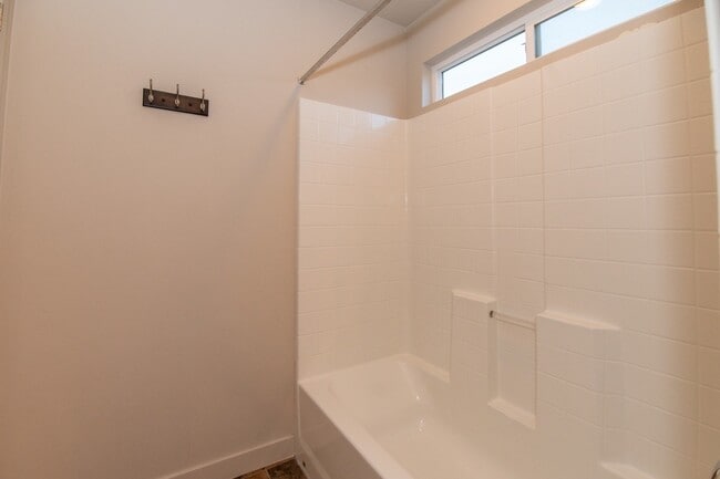 Building Photo - Beautiful Home in Midvale!