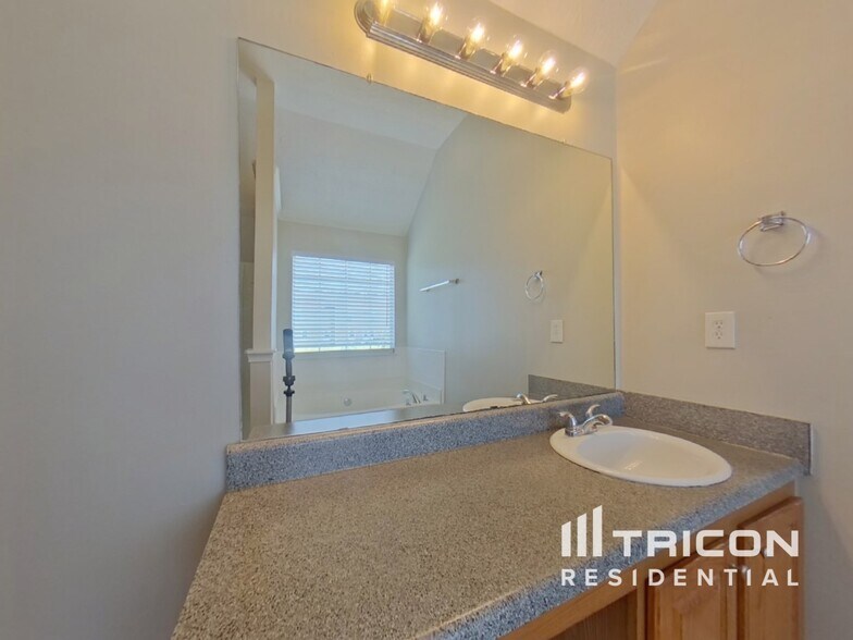 Building Photo - 1005 Ulster Ct
