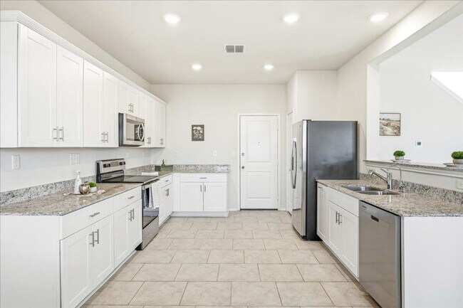 Building Photo - Light-Filled Home in Amenity-Rich Community with Pool & Park!