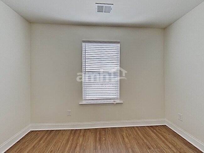 Building Photo - 214 Lake Vista Dr