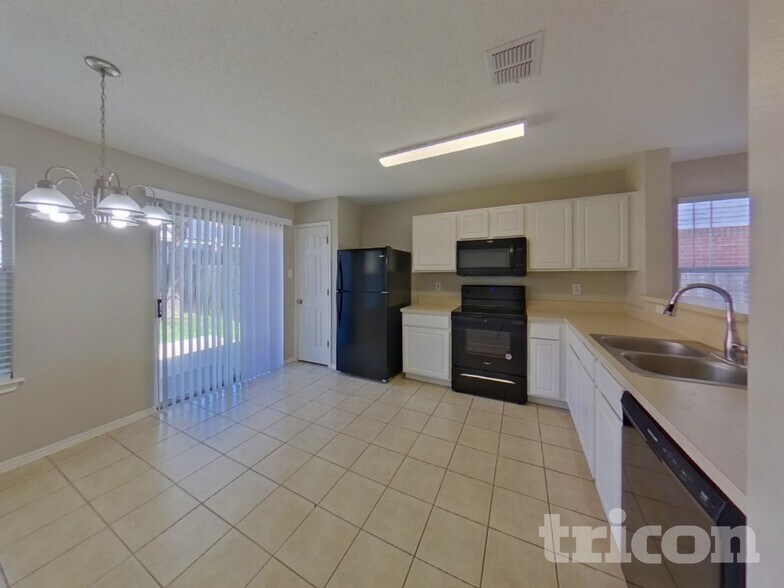 Building Photo - 10100 Chapel Oak Trail