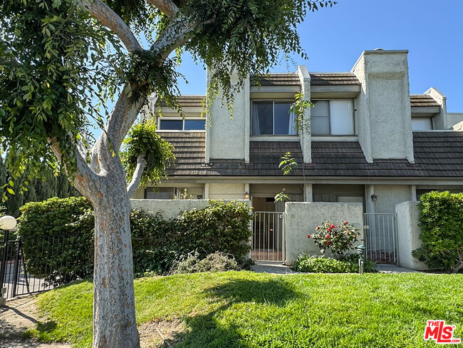 Building Photo - 11730 Moorpark St