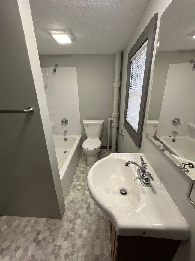 Building Photo - Conveniently located 2-bedroom, 1-bathroom...