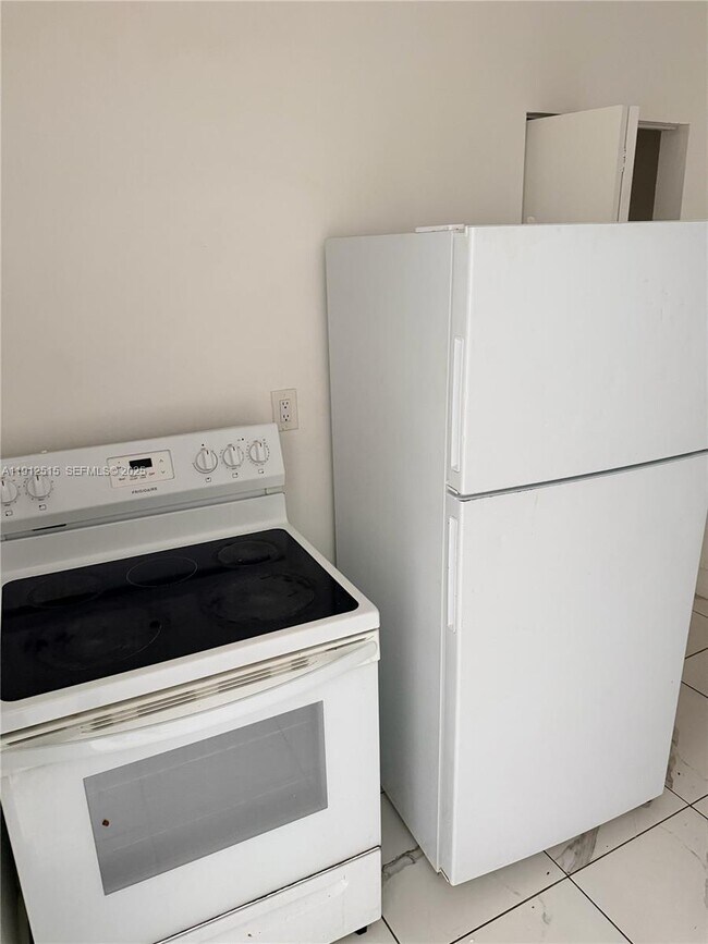 Building Photo - 1652 Madison St