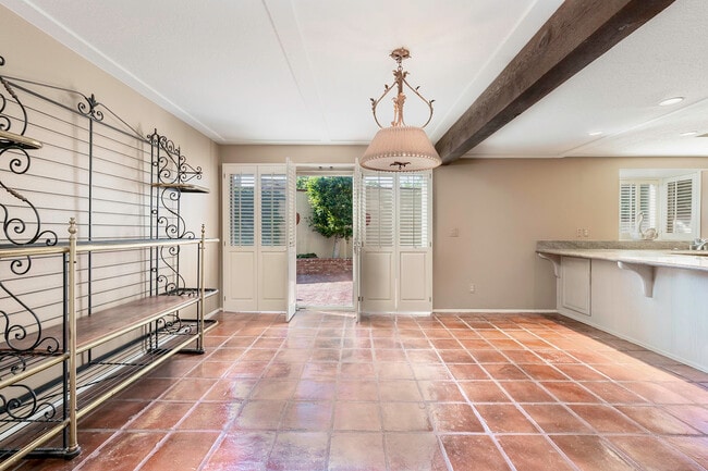 Building Photo - 369 Avenida Granada St