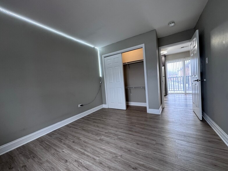 Lighted Closed - 9909 S Ridgeland Ave