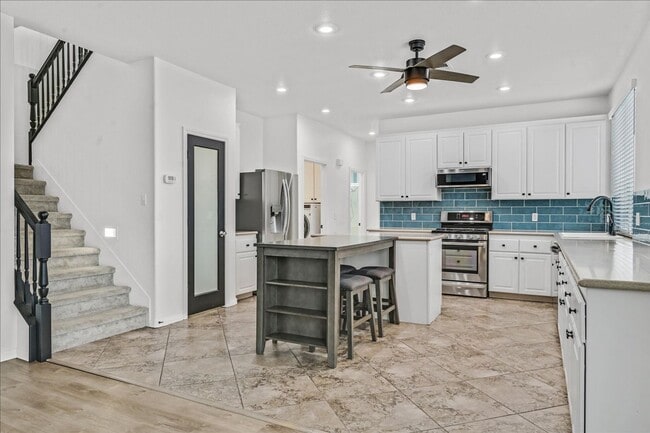 Building Photo - Desirable 4 Bedroom Home with Pool near Summerlin!