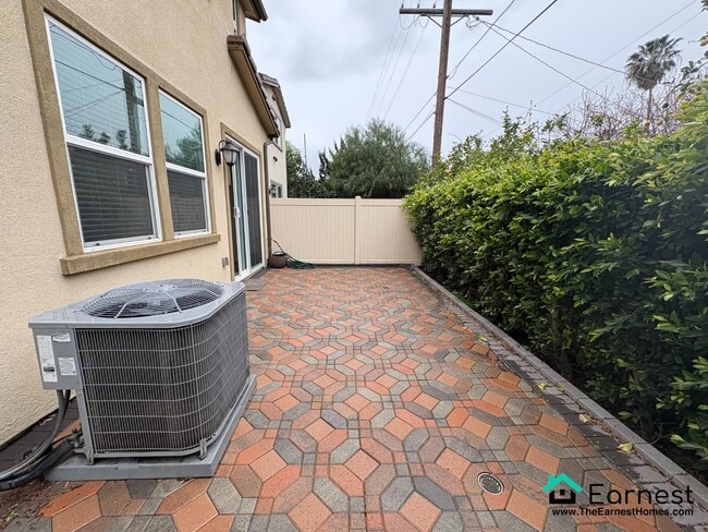 Building Photo - 3 + 2.5 Spacious & Stylish Home in Van Nuy...