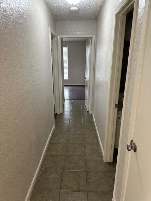 Building Photo - 23711 Farm Hill Dr