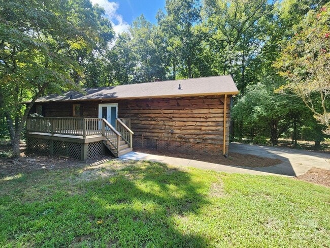 Building Photo - 9000 Oakridge Dr