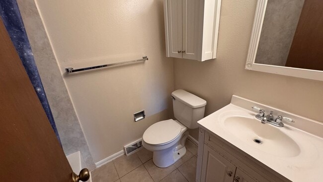 Building Photo - 3 bed 2.5 bath w/ garage, Great location off University and Dry Creek, close to Southglenn Mall a...