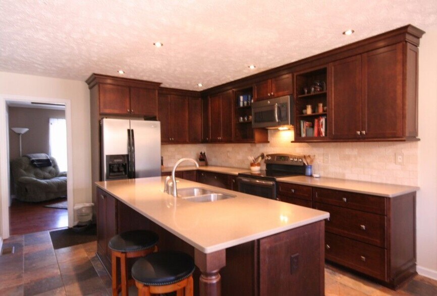 Kitchen - 121 Rothbury Dr