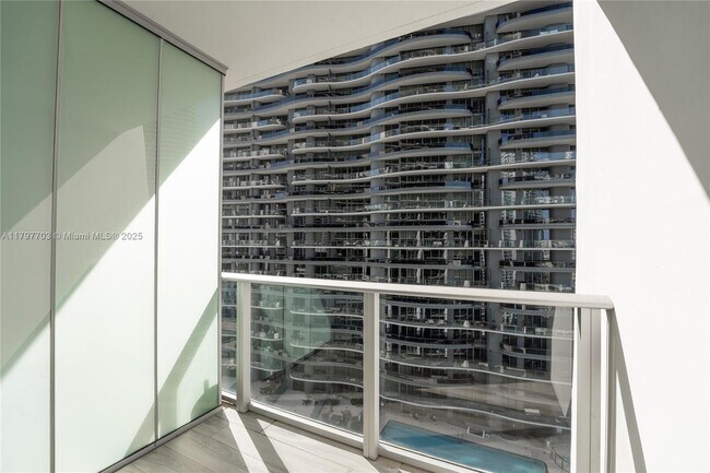 Building Photo - 1010 Brickell Ave