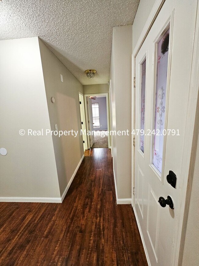 Building Photo - 3 Bedroom Close to Mercy Hospital - Availa...
