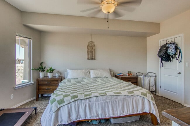 Building Photo - Beautiful Modern & Contemporary House 3 beds-2 baths in 79932