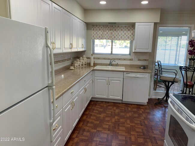 Building Photo - 10138 W Pinehurst Dr