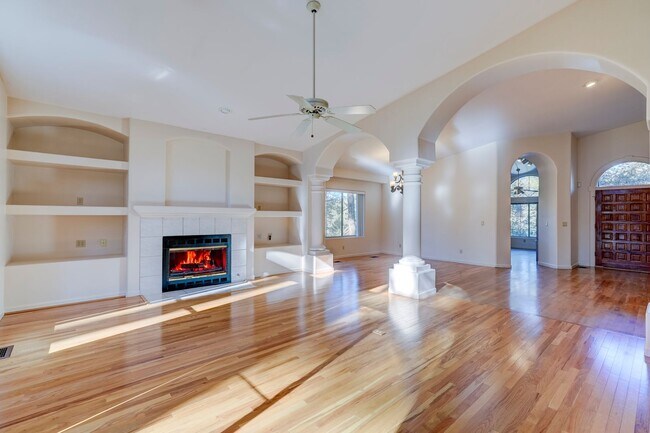 Building Photo - Spacious 3 Bed, 3 Bath Home in Hidden Valley Ranch!