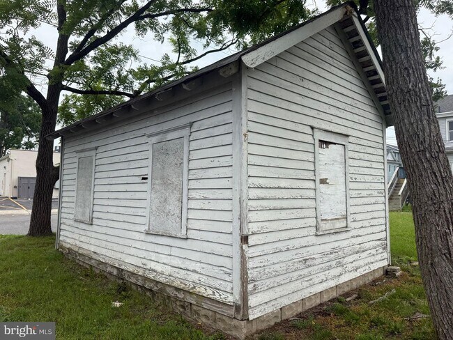 Building Photo - 675 N Broad St