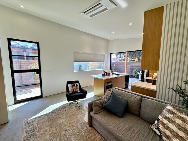 Building Photo - 1910 Raymond Ln