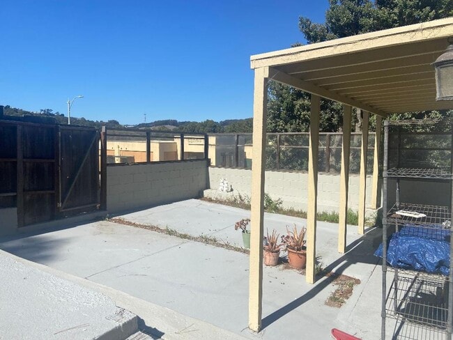 Building Photo - Single-Family Home 3BD/2BA Is Immediately ...