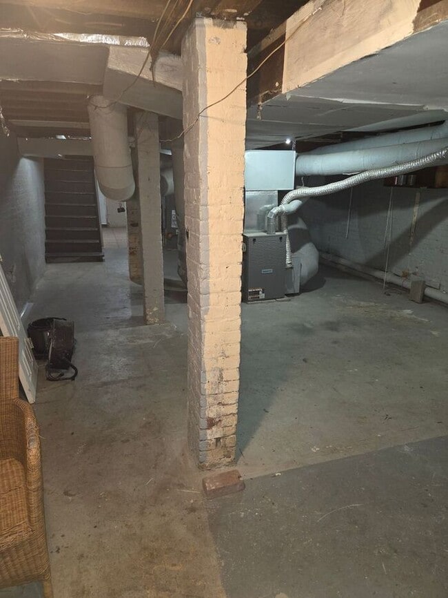 Building Photo - 5BR/1.5BA Row Home with Backyard and Laundry Hookups