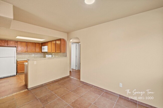 Building Photo - Spacious & Unique 3BD/2BA Townhome w/ Gara...