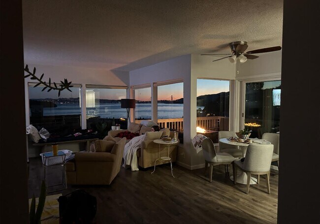 Building Photo - Paradise Drive View Home