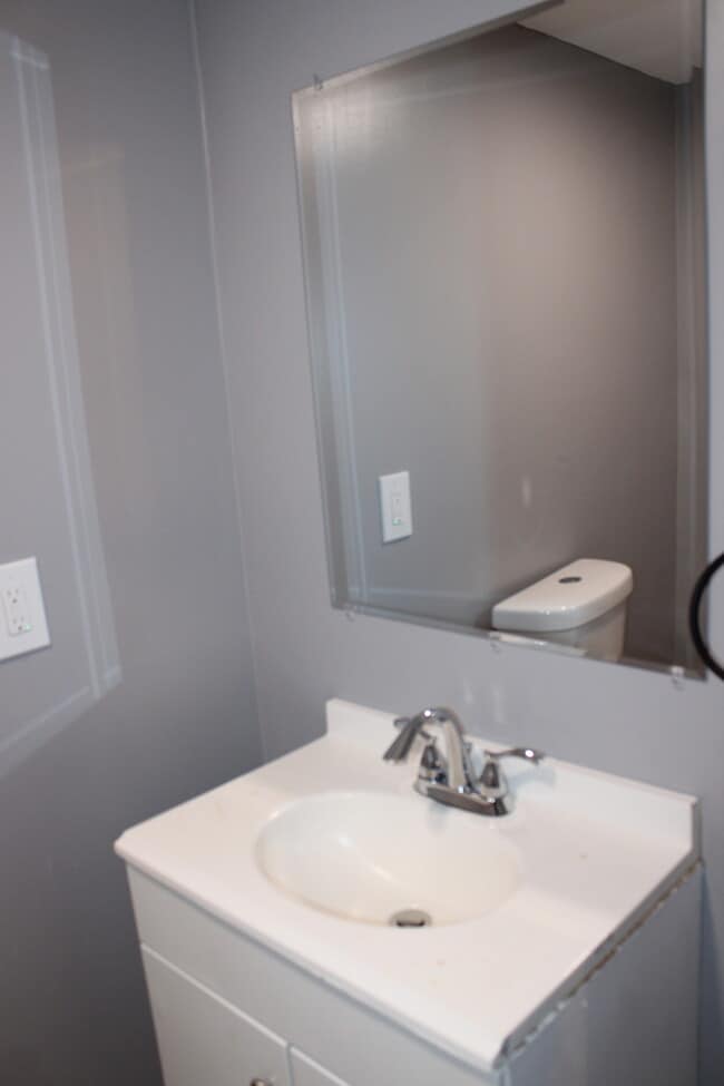 Building Photo - Spacious 4-bedroom, 1.5-bath home located ...