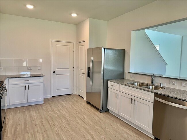 Building Photo - 16530 Pine Arrow Dr