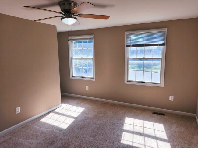 Building Photo - Inviting Townhome in Sterling with Spaciou...