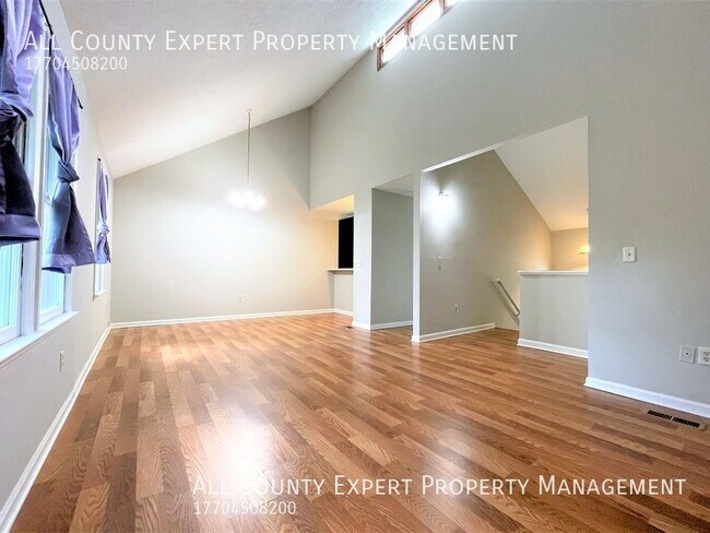 Building Photo - Near Lake Lanier - Great 2 bedroom duplex