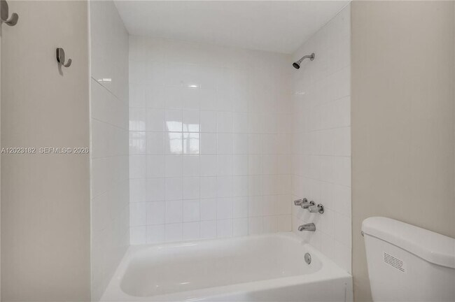 Building Photo - 1300 NE Miami Gardens Dr