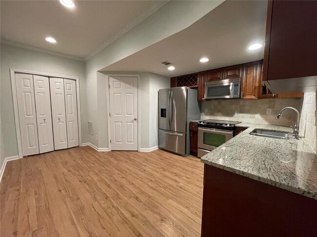 Building Photo - 2871 Royston Dr