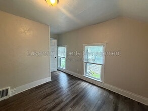 Building Photo - 909 Oak St