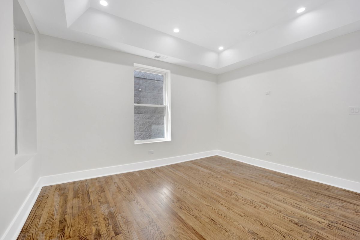 Building Photo - 4927 S Prairie Ave