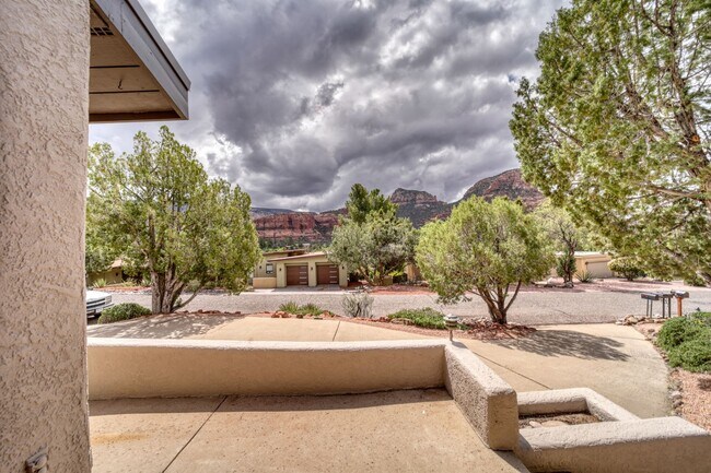 Building Photo - Beauty on Bowstring Drive