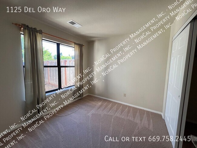 Building Photo - 1125 Del Oro Way