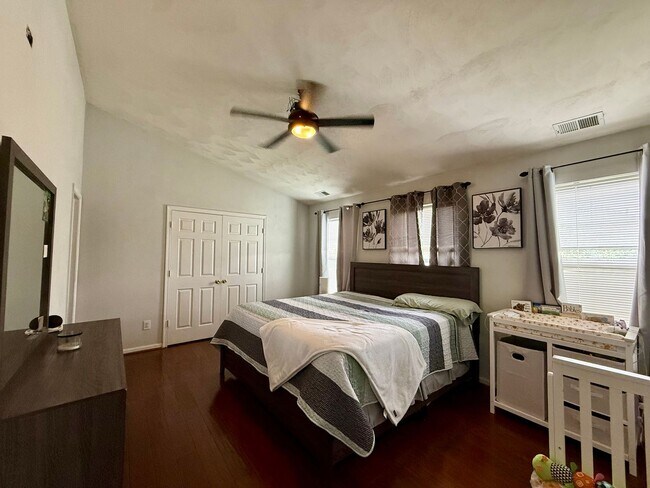 Building Photo - Beutifully updated 4 bed 2.5 bath home with large yard!