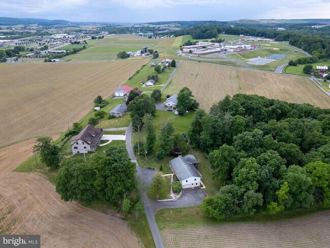 Building Photo - 42 Pine Grove Ln