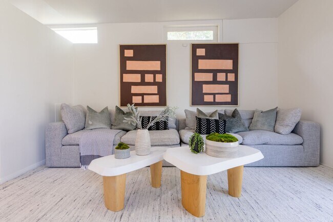 Building Photo - Beautiful Hollywood Hills Home For Lease!