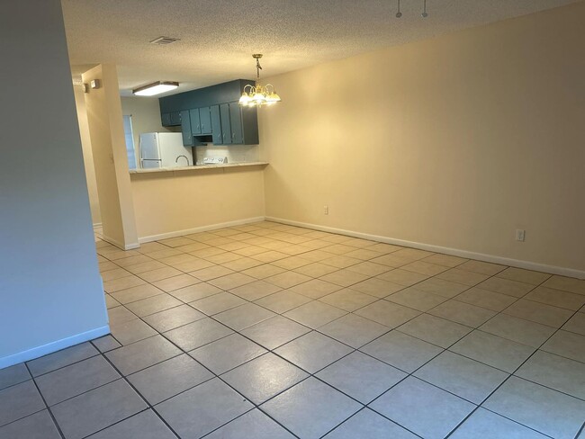 Building Photo - 2 Bed Townhouse in Central Pensacola
